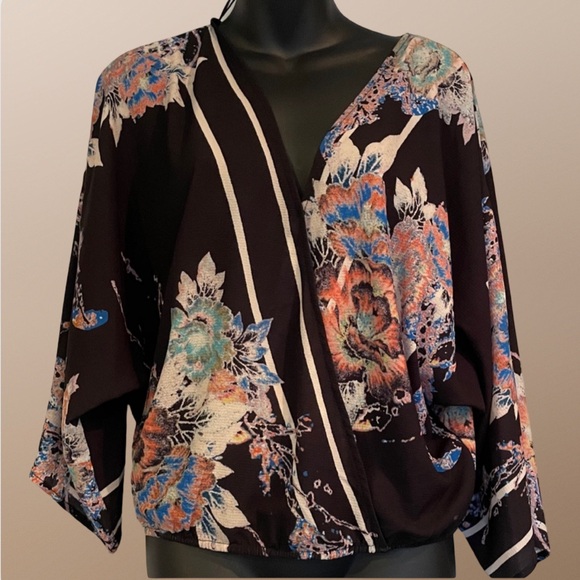 🌺Gorgeous Floral Flying Tomato Beautiful Blouse - Picture 8 of 9